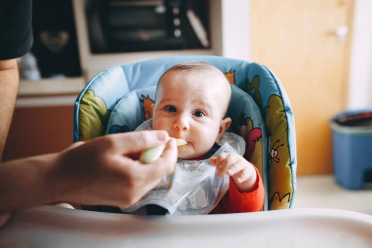 Перший прикорм: коли починати, з чого і як вводити нові продукти